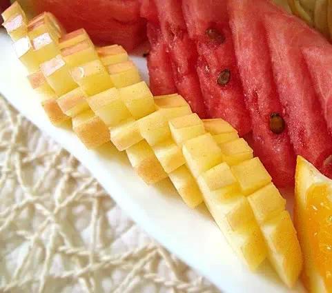 简单易学的创意水果拼盘做法(及多种水果切法)