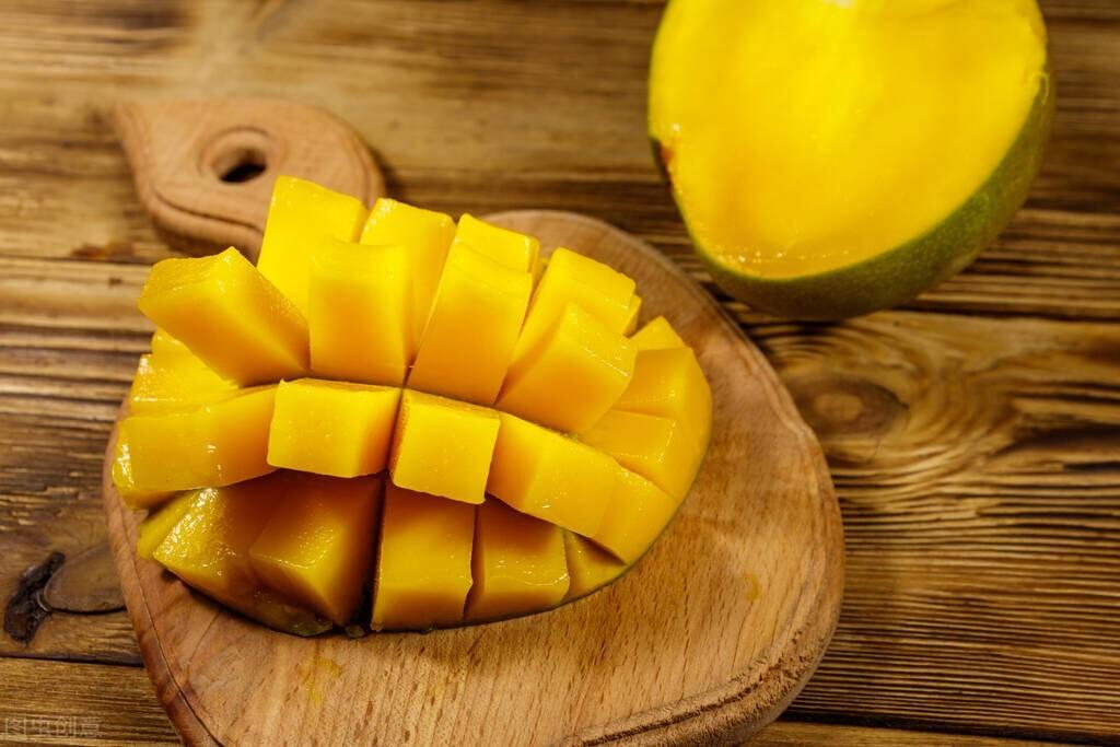 各种水果的营养和功效大全?（常见水果的营养和功效）