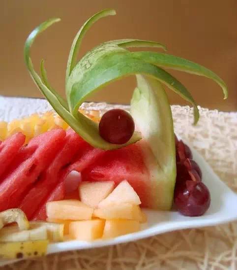 简单易学的创意水果拼盘做法(及多种水果切法)