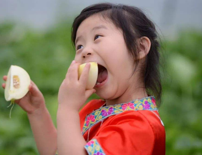 老人小孩喜欢吃什么零食好（老人小孩建议多吃这4种水果）