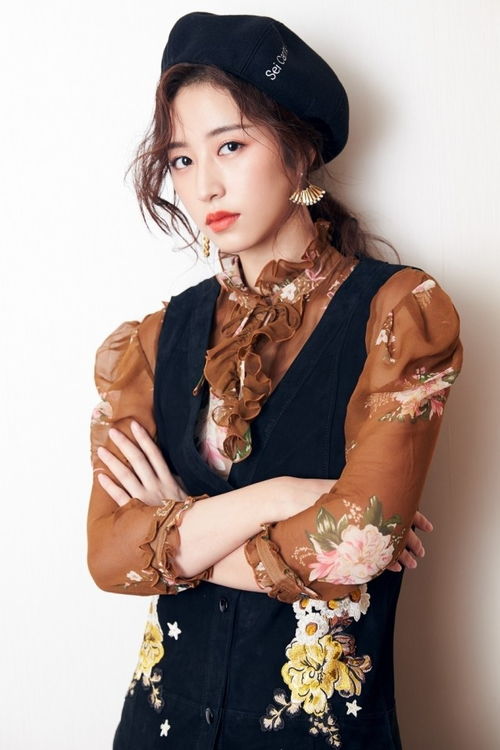 大红色唐乃磬搭配什么花好看,大红色唐乃磬与花艺搭配的绝美风情